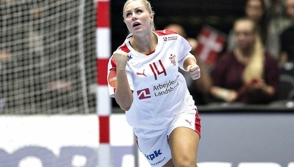 Lotte Grigel færdig ved håndbold-VM Playmakeren Lotte Grigel har revet korsbåndet over i venstre knæ og er færdig ved håndbold-VM. Foto: Henning Bagger/Scanpix.