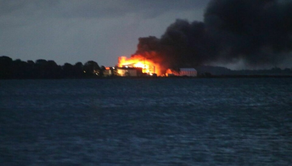 Det brænder i en industribygning på øen Lindholm. DU KAN SE FLERE BILLEDER FRA STEDET I BUNDEN AF ARTIKLEN. Foto: Presse-fotos.dk.