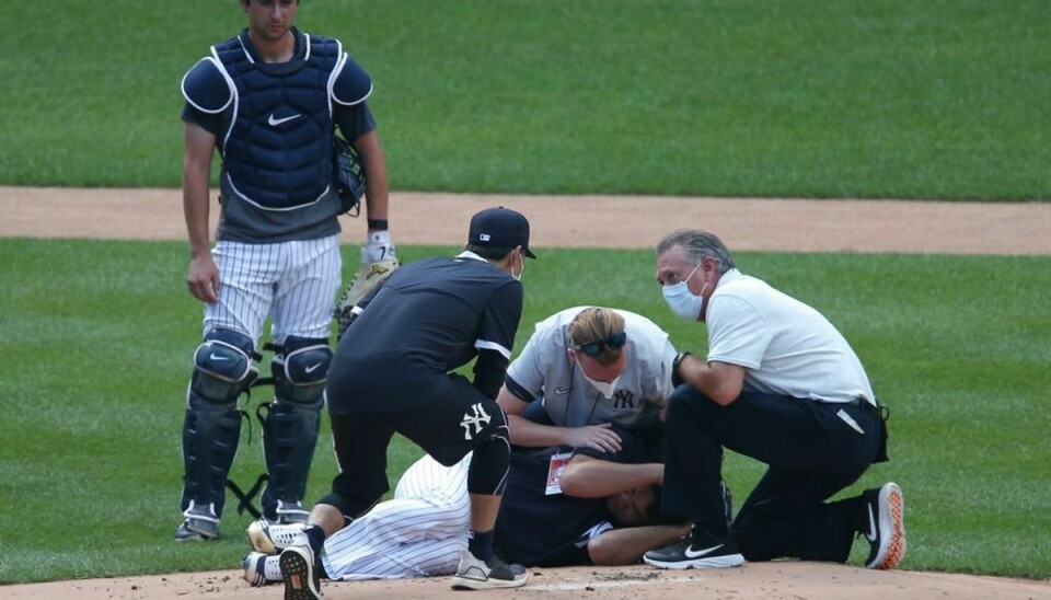 Straks efter han blev ramt af bolden, faldt han om. Foto: Brad Penner-USA TODAY Sports