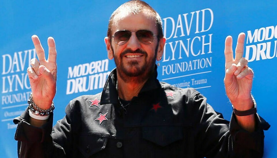 Der bliver ikke sparet på fredstegnene, når Ringo Starr retter sine karakteristiske solbriller mod en kameralinse.Foto: MARIO ANZUONI / SCANPIX