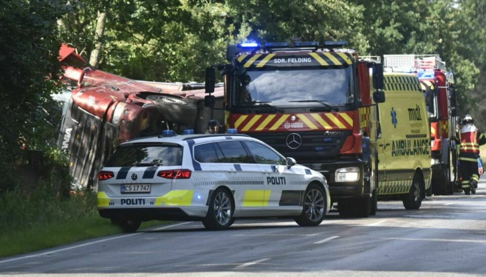 En lastbil er endt i grøften nær Sønder Felding. Foto: Presse-fotos.dk