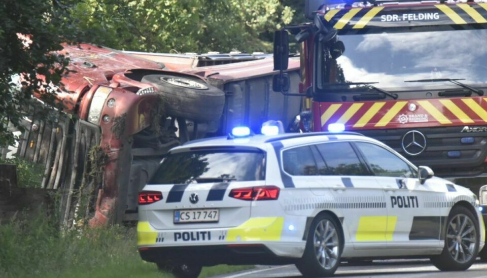 Lastbilen endte i grøften, da føreren mistede herredømmet over den. Foto: Presse-fotos.dk