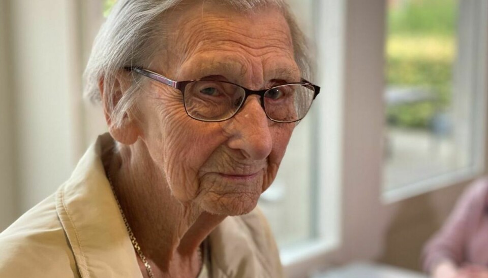 Lita Elsborg er 88 år og beboer i egen bolig på Lokalcenter Marselis i Aarhus. De skjulte optagelser fra Kongsgården bekymrer hende. – Foto: TV2 ØSTJYLLAND/