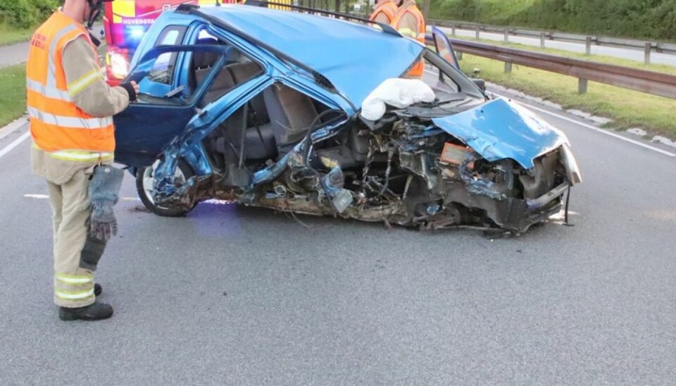 Mystisk uheld: Totalskadet bil – fører væk Bilen har set bedre dage. Se flere fotos længere nede. Foto: Presse-fotos.dk