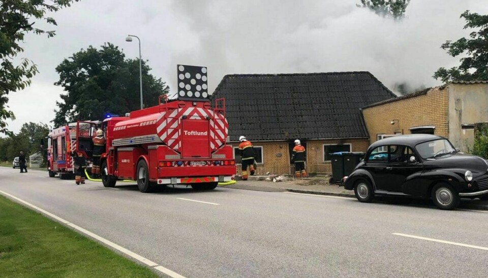 Der arbejdes fortsat på at slukke branden. Foto: Presse-fotos.dk