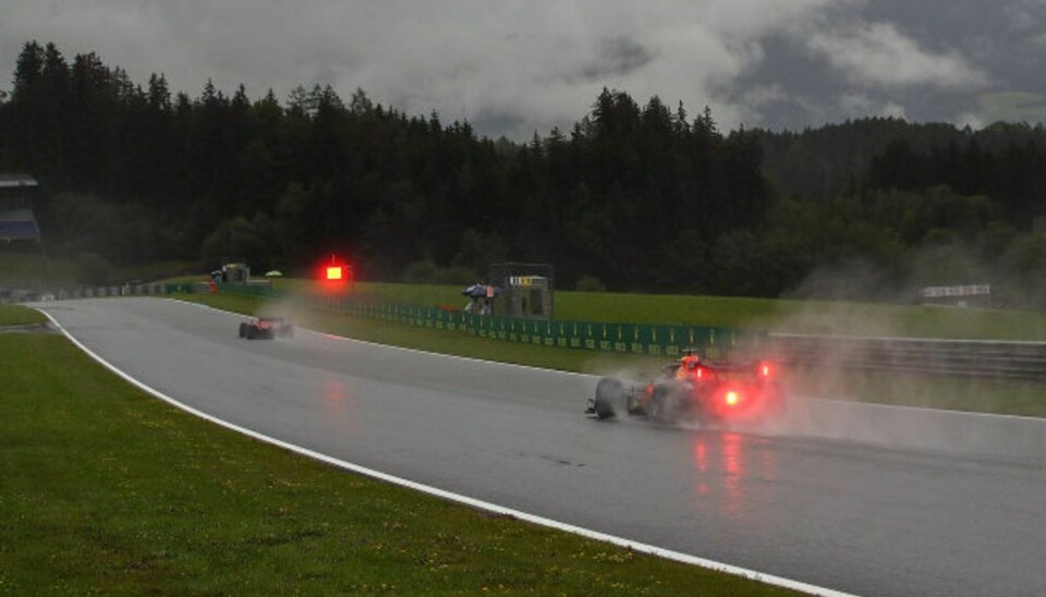 Regnvejret var heftigt og sigtbarheden ikke optimal for Formel 1-kørerne i Østrig. Foto: Mark Thompson/AFP