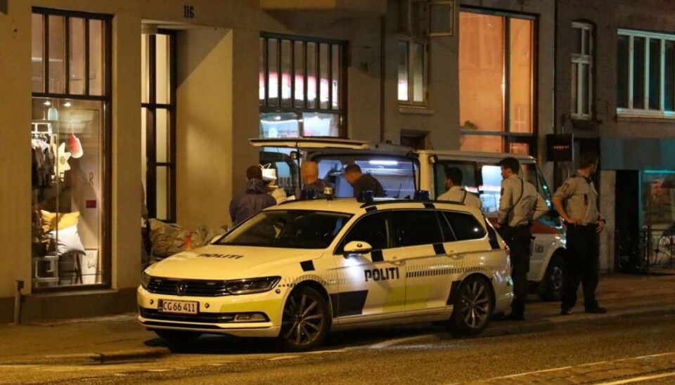 Fundet død: Nu har politiet anholdt en mand Manden, der blev fundet død i en lejlighed tirsdag eftermiddag, er ikke identificeret. Men en 66-årig mand er anholdt. Foto: Øxenholt Foto