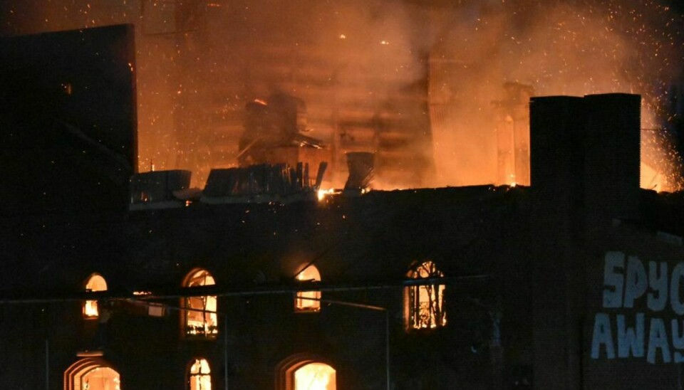 Brandfolk kæmper onsdag morgen med at slukke en brand i en industribygning. DU KAN SE FLERE BILLEDER FRA STEDET I BUNDEN AF ARTIKLEN. Foto: Presse-fotos.dk.