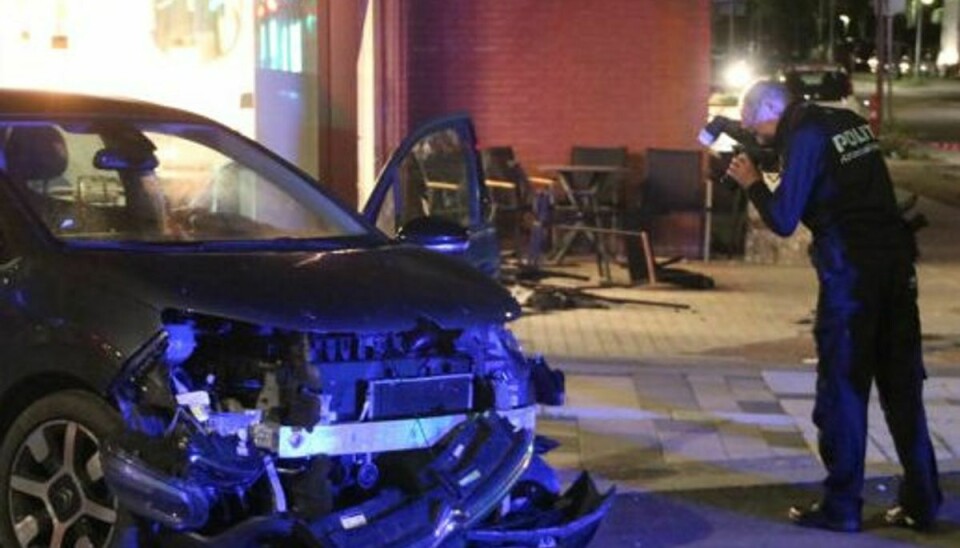 Fredag aften bragede en bil ind i en restaurant i Aarhus og påkørte en 31-årig mand to gange. En 24-årig mand, som ifølge politiet kørte bilen, er blevet varetægtsfængslet i fire uger. To andre mænd, der var med i bilen, stak af. Foto: Presse-Fotos.dk/Scanpix