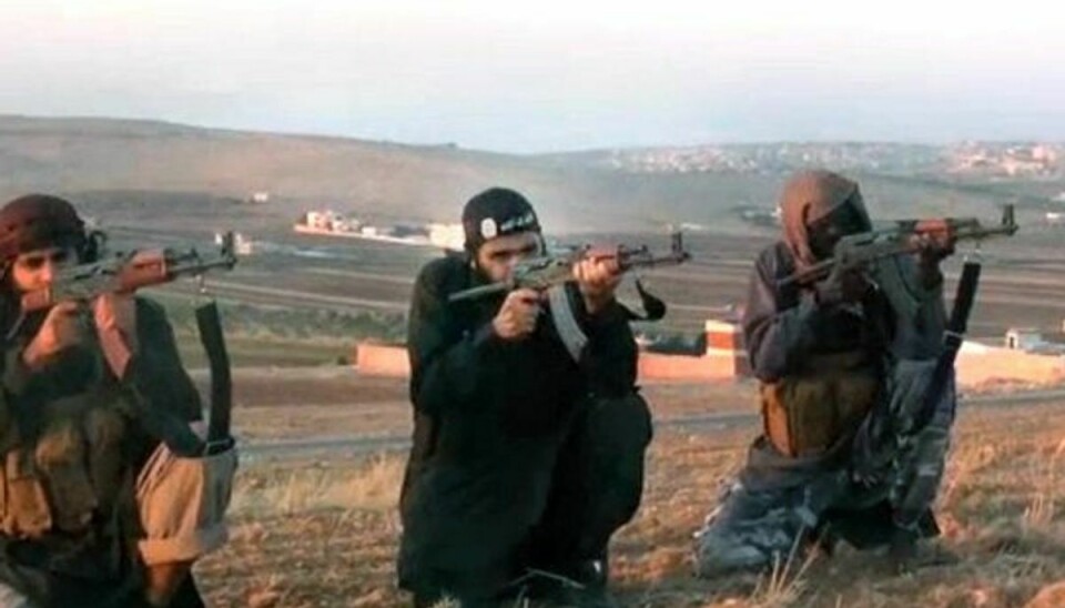 I 2013 blev en video, hvor fire mænd skyder til måls mod kendte danskere, som de anså som “fjender af islam”, delt på internettet. Nu er den ene – 29-årige Ahmad Salem El-Haj, blevet sigtet for landsforræderi. De andre tre menes dræbt i Syrien.(Arkivfoto). Foto: Framegrab / Youtube/Scanpix