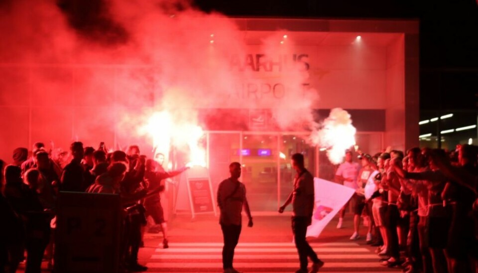 AGF-fans stod klar til at modtage de vindende AGF-spillere efter sejren mod FCK i Parken søndag. KLIK VIDERE OG SE FLERE BILLEDER. Foto: Øxenholt Foto AGF-fans stod klar til at modtage de vindende AGF-spillere efter sejren mod FCK i Parken søndag. KLIK VIDERE OG SE FLERE BILLEDER. Foto: Øxenholt Foto