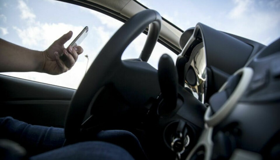 Cirka 6000 bilister har fået et klip i kørekortet for brug af håndholdt mobiltelefon i de tre første måneder af 2020. (Arkivfoto) Foto: Mads Claus Rasmussen/Scanpix