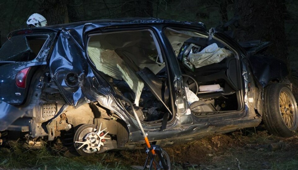 Alvorligt uheld: Sad fastklemt i flere timer En 21-årig mand sad fastklemt i cirka to timer efter et voldsomt sammenstød med et vejtræ. Foto: René Lind Gammelmark