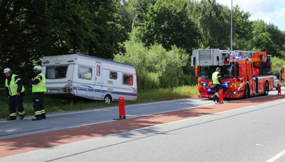 Se billederne: Campingvogn fløj af krogen På Motorring 4 nord for Ballerup løb en campingvogn pludselig løbsk. Foto: Presse-fotos.dk