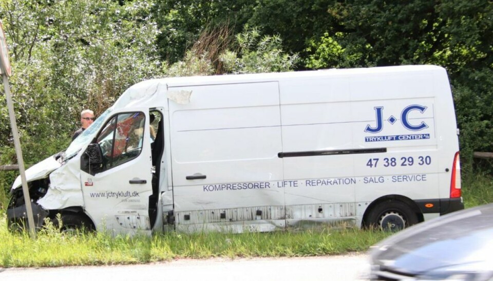 Den løbske campingvogn ramte en varebil, der kørte i modsatte vejbane. Foto: Presse-fotos.dk Den løbske campingvogn ramte en varebil, der kørte i modsatte vejbane. Foto: Presse-fotos.dk