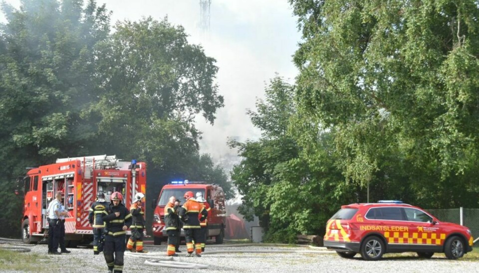 En brand i et hus med stråtækt tag har medført, at huset næsten er udbrændt. SE FLERE BILLEDER I BUNDEN. Foto: Presse-fotos.dk