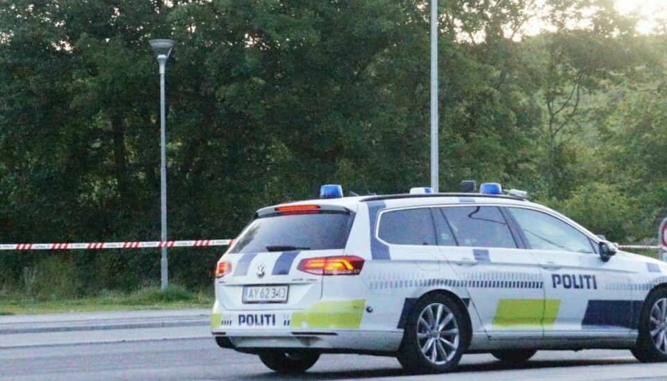 Politiet har torsdag morgen afspærret Lenesvej i Brabrand ved Aarhus. DU KAN SE FLERE BILLEDER FRA STEDET NEDENFOR ARTIKLEN. Foto: Presse-fotos.dk.