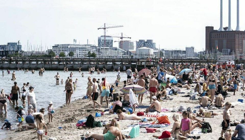 Selv om der har været dage til at ligge på stranden, så er juli 2020 indtil videre den koldeste juli i 41 år. Foto: Niels Christian Vilmann/Ritzau Scanpix