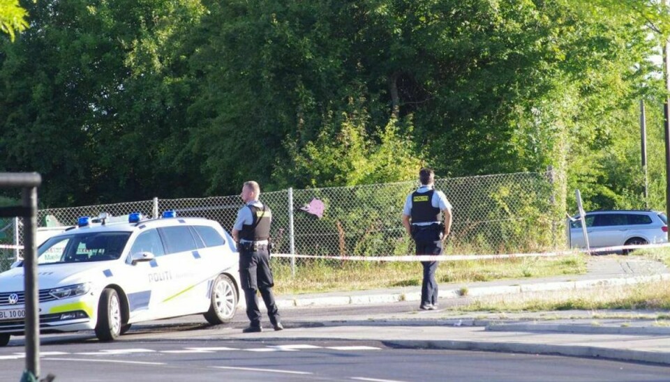 En 42-årig mand er blevet dræbt af knivstik på Lenesvej i Brabrand, derfor er området afspærret. Foto: Øxenholt Foto