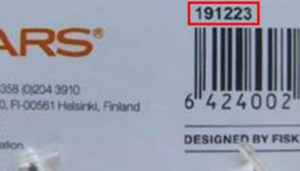Har du stadig emballagen, kan du genkende den via koden her indrammet i rød. Har du ikke emballagen, kan du kende den på en produktionsskala – se næste billede. Foto: Fiskars Har du stadig emballagen, kan du genkende den via koden her indrammet i rød. Har du ikke emballagen, kan du kende den på en produktionsskala – se næste billede. Foto: Fiskars