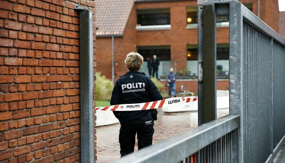 Total afspærring i midtby: Beboerne skal blive inde Det var her i en lejlighed i Nygade i Aarhus politiet fandt liget af den fire-årige dreng. Foto: Mikkel Berg Pedersen/Scanpix