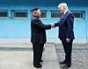 Donald Trump og Kim Jong-un mødtes i den demilitariserede zone mellem Syd- og Nordkorea. Foto: Scanpix