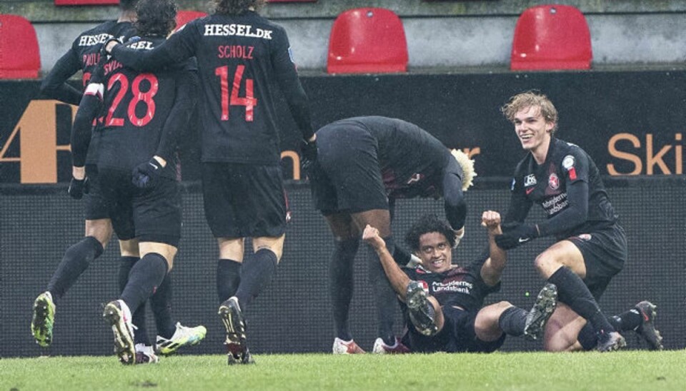 Japhet Sery Larsen scorede til 1-0 og lykønskes her af holdkammeraterne. Foto: Henning Bagger/Scanpix