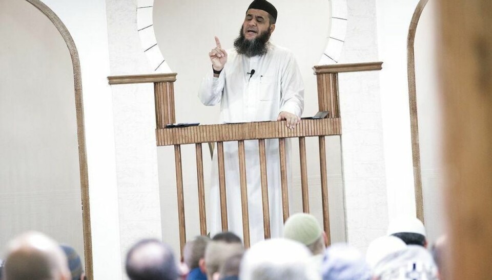 Dansk imam dømt for at opfordre til drab Imam Abu Bilal ses her under fredagsbøn i Moskéen på Grimhøjvej i Aarhus. Nu er han – igen – blevet dømt for at opfordre til had og drab på jøder. Foto: Scanpix