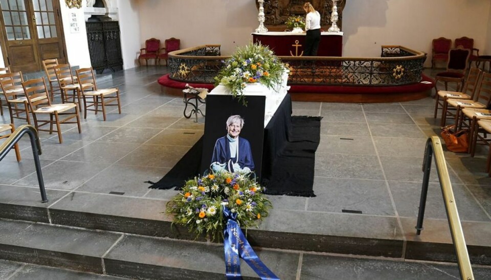 Lone Dybkjær bisættes fra Holmens Kirke i København, tirsdag den 28. juli 2020. Tidligere miljøminister og medlem af EU-Parlamentet Lone Dybkjær blev 80 år gammel. KLIK VIDERE OG SE FLERE BILLEDER. Foto: Mads Claus Rasmussen/Ritzau Scanpix Lone Dybkjær bisættes fra Holmens Kirke i København, tirsdag den 28. juli 2020. Tidligere miljøminister og medlem af EU-Parlamentet Lone Dybkjær blev 80 år gammel. KLIK VIDERE OG SE FLERE BILLEDER. Foto: Mads Claus Rasmussen/Ritzau Scanpix