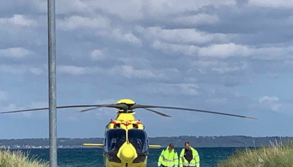 Både en lægehelikopter (billedet) og en redningshelikopter fra Forsvaret blev tilkaldt, da tre brødre blev grebet af strømmen ved Hornbæk i Nordsjælland. Drengene blev i Forsvarets redningshelikopter fløjet til Rigshospitalet.Foto: Presse-Foto.dk/Scanpix