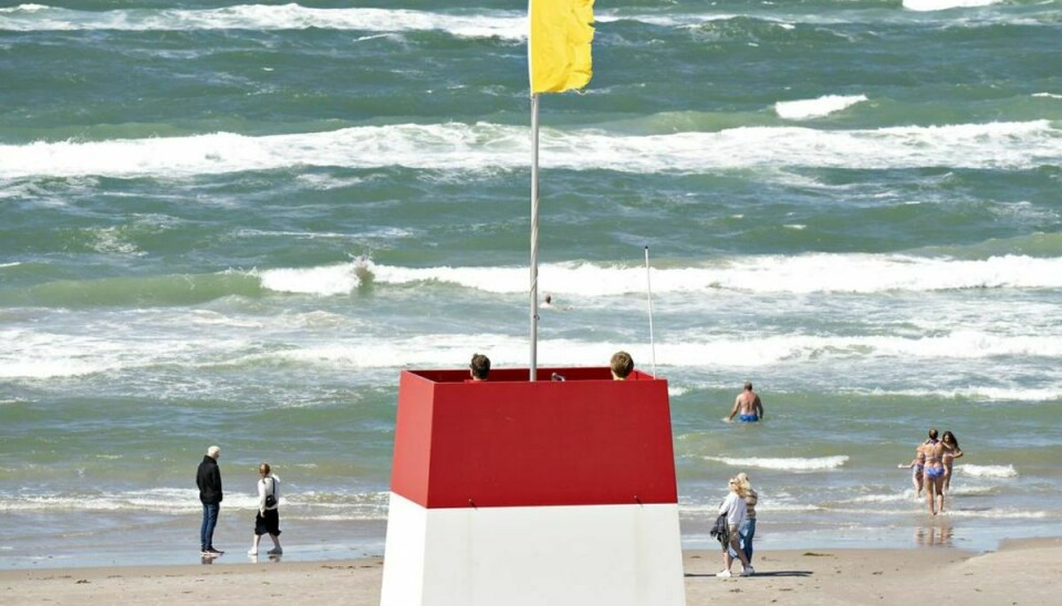 Livreddere advarer mod revlehuller på danske strande. Hvert år er de skyld i alvorlige ulykker. Senest skete det tirsdag eftermiddag. Foto: Henning Bagger/Ritzau Scanpix/ Arkiv