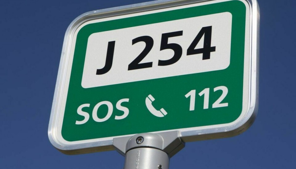 Redningsnummeret på en strand er angivet på et grønt skilt. Foto: Trygfonden Kystlivredning