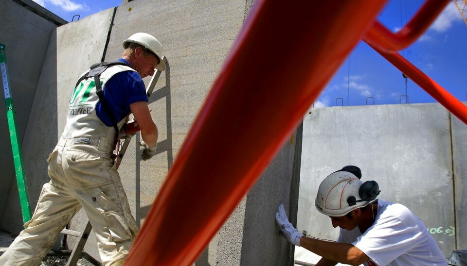 Hver tredje er stadig arbejdsløs af dem, der mistede deres job i foråret 2020. Men hvordan kan det gå til, når Danmark skriger efter hænder, der kan tage fat? Hver tredje er stadig arbejdsløs af dem, der mistede deres job i foråret 2020. Men hvordan kan det gå til, når Danmark skriger efter hænder, der kan tage fat?