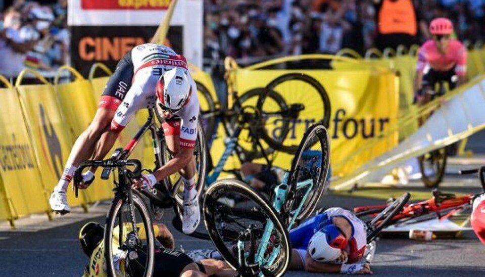 Flere ryttere styrtede, da Fabio Jakobsen endte i barrieren ved målstregen på 1. etape af Polen Rundt. Foto: Rafal Rusek Via Www.imago-Images/Scanpix