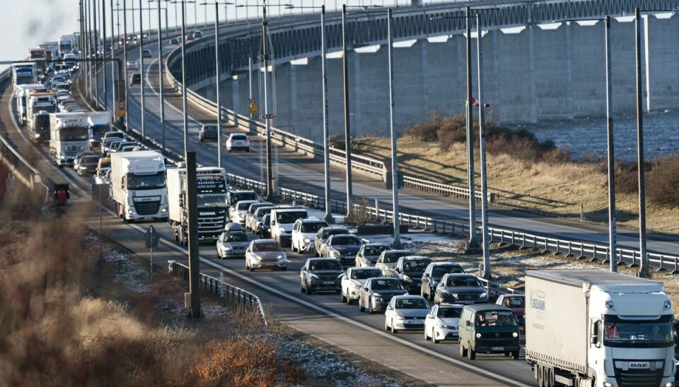 Politiet i Sverige forventer kø på Øresundsbroen, når der fra tirsdag er krav om negativt testsvar ved indrejse til Sverige. (Foto: Johan Nilsson/TT/Ritzau Scanpix) Politiet i Sverige forventer kø på Øresundsbroen, når der fra tirsdag er krav om negativt testsvar ved indrejse til Sverige. (Foto: Johan Nilsson/TT/Ritzau Scanpix)
