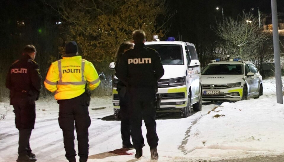 Politiet er massivt til stede i forbindelse med branden. Politiet er massivt til stede i forbindelse med branden.