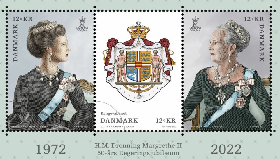 PostNord Danmark udgiver 3. januar et ark i forbindelse med dronnngens 50-års regeringsjubilæum. 14. januar 1972 døde kong Frederik IX, og den da 31-årige tronfølger blev landets regent. Tronskiftet blev bekendtgjort dagen efter fra balkonen på Christiansborg Slotsplads af daværende statsminister Jens Otto Krag (S). PostNord Danmark udgiver 3. januar et ark i forbindelse med dronnngens 50-års regeringsjubilæum. 14. januar 1972 døde kong Frederik IX, og den da 31-årige tronfølger blev landets regent. Tronskiftet blev bekendtgjort dagen efter fra balkonen på Christiansborg Slotsplads af daværende statsminister Jens Otto Krag (S).