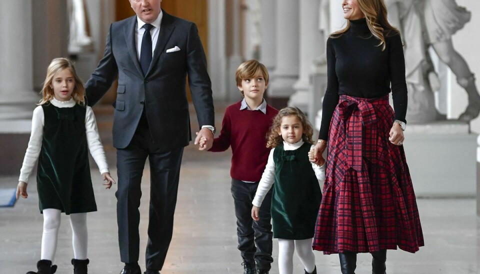 Prinsesse Madeleine og hendes mand Chris O'Neill ses her på slottet o Stockholm sammen med børnene prinsesse Leonore, prinsesse Adrienne og prins Nicolas.