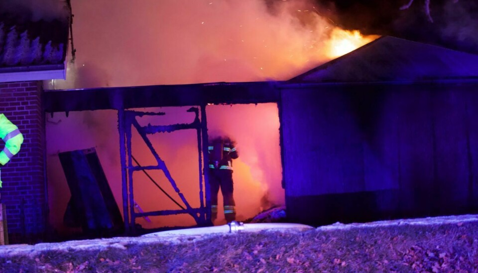 Der opstod voldsom brand i et skralderum ved et boligområde.