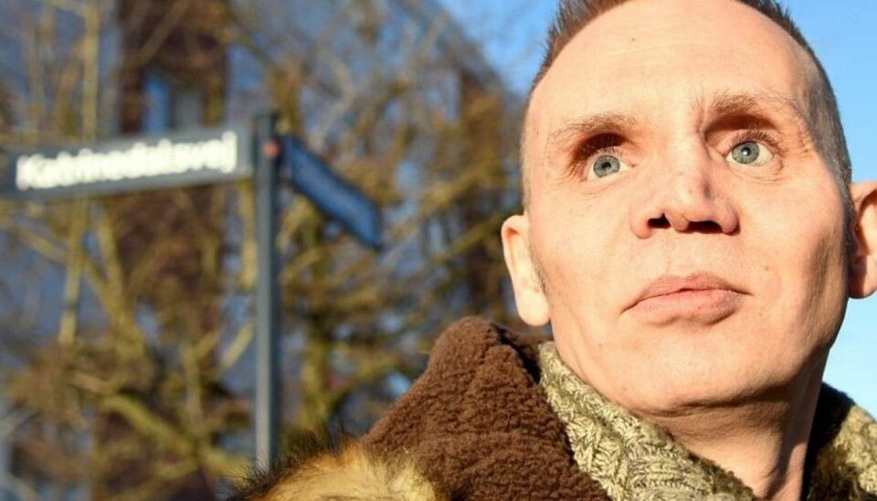 Michael Schacht Pedersen fik sprængt sit ansigt i stykker og mistede synet på begge øjne. Michael Schacht Pedersen fik sprængt sit ansigt i stykker og mistede synet på begge øjne.