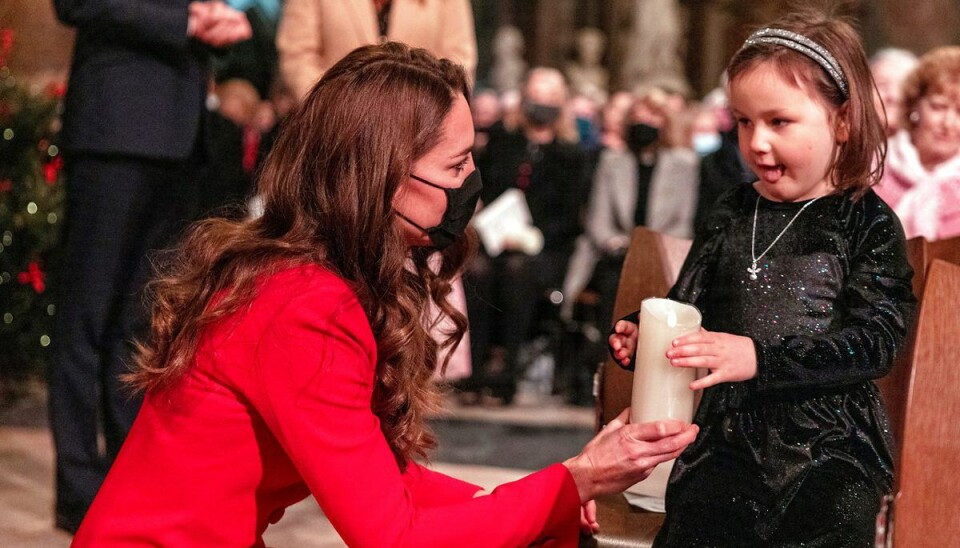 Hertuginde Kate taler her med den seks-årige Mila Sneddon ved den særlige julesanggudstjeneste i Londons Westminster Abbey. Hertuginde Kate taler her med den seks-årige Mila Sneddon ved den særlige julesanggudstjeneste i Londons Westminster Abbey.