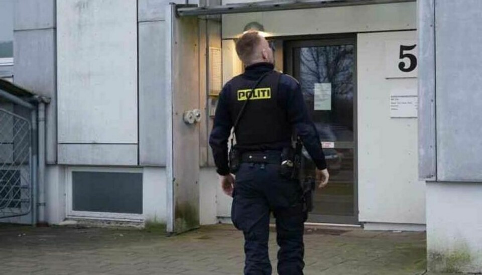 Politiet undersøger knivstikkeri i et boligkompleks i Odense.