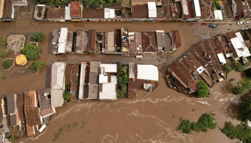 Et luftfoto viser, hvordan flere gader i byen Itajuipe står under vand.