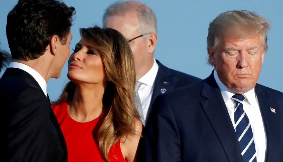 Canada er G7-land, så Trudeau er med til møder med stormagterne i den vestlige verden. Her hilser han på USA's daværende præsident Donald Trumps kone, Melania, ved familiefotoet ved G7-topmødet i Frankrig i 2019. Canada er G7-land, så Trudeau er med til møder med stormagterne i den vestlige verden. Her hilser han på USA's daværende præsident Donald Trumps kone, Melania, ved familiefotoet ved G7-topmødet i Frankrig i 2019.