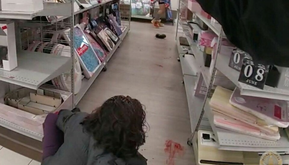 Teenagepigen prøvede tøj med sin mor i et prøverum i en tøjbutik i Los Angeles, da hun blev dræbt af skud.