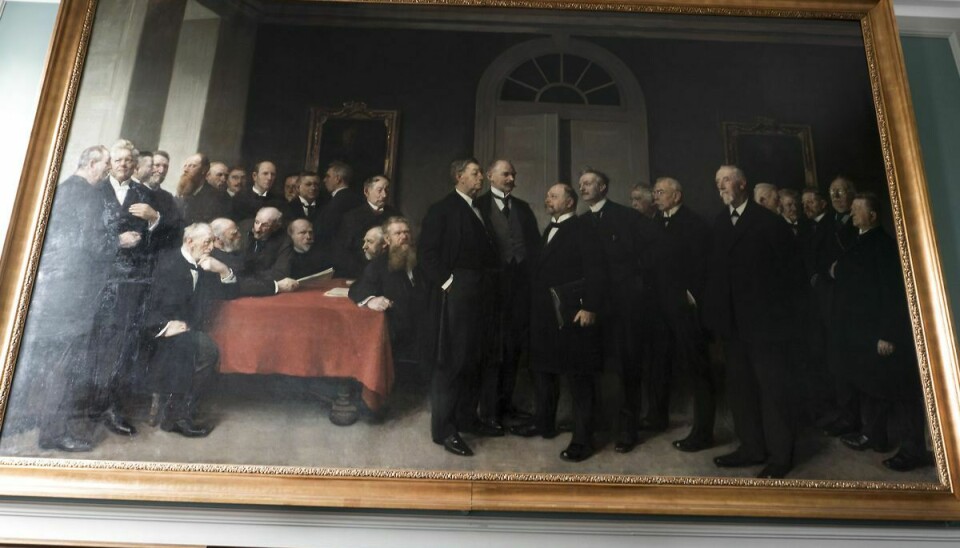 I samtaleværelset på Christiansborg hænger billedet af forhandlingerne om Grundloven 5. Juni 1915. Billedet er malet af Herman Vedel og får nu et kvindeligt modstykke