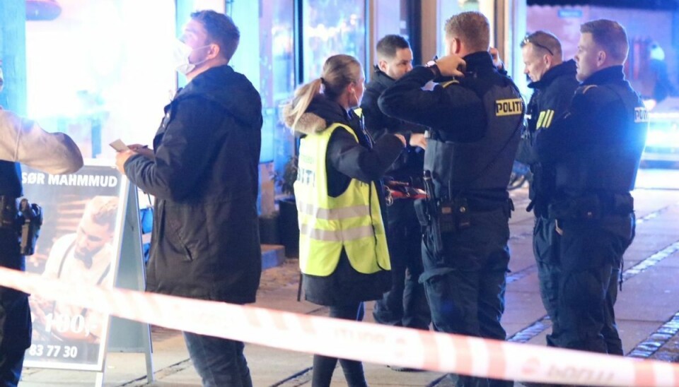 En 33-årig mand er blevet anholdt og sigtet efter knivstikkeriet.