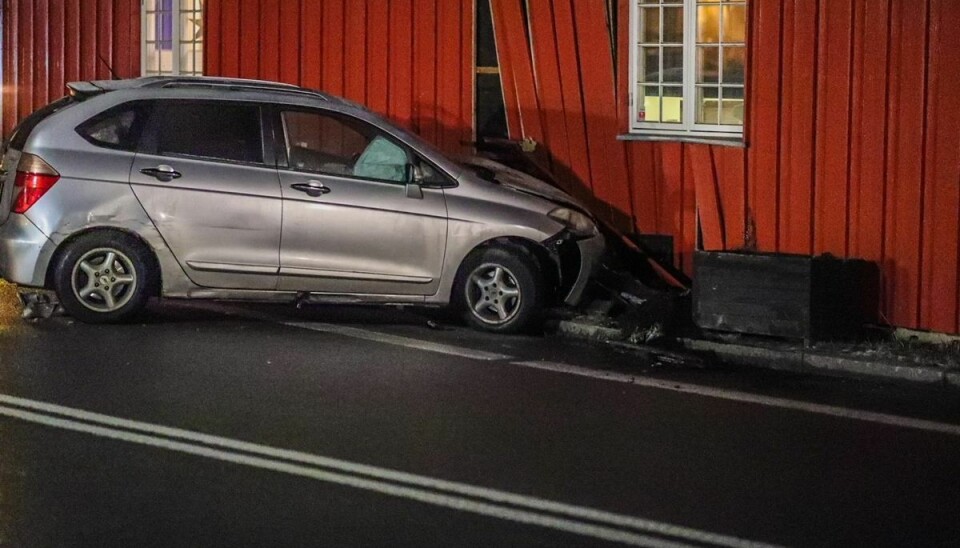En bil påkørte natten til søndag et træhus i København.