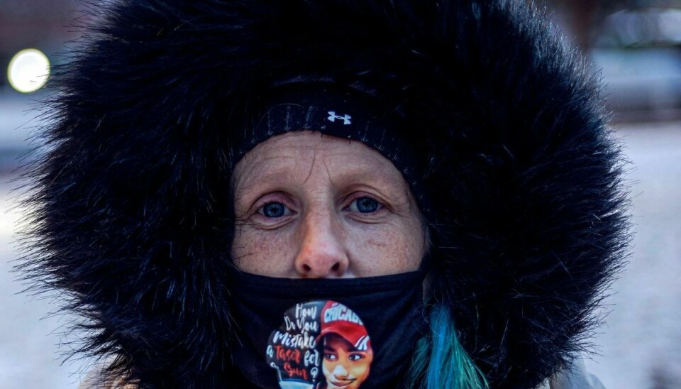 En kvinde bærer under en demonstration en maske med et billede af den dræbte Daunte Wright.
