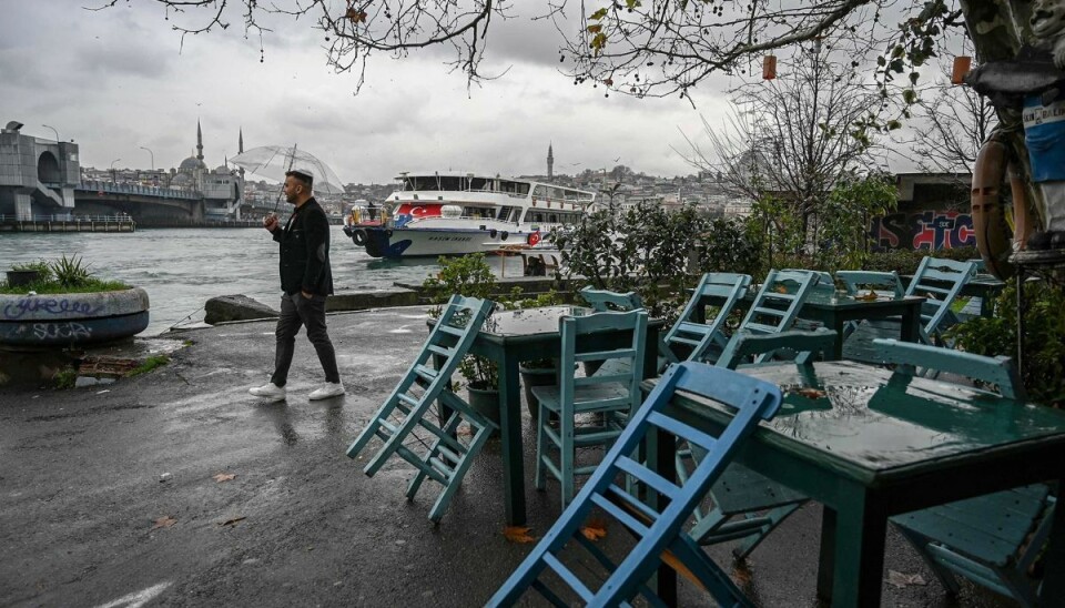 Ved havneløbet Karakoy i Istanbul. I byen har 22 mennesker mistet livet ved at drikke træsprit. Fredag blev der gennemført razziaer flere steder mod ulovlig fremstilling af brændevin. Ved havneløbet Karakoy i Istanbul. I byen har 22 mennesker mistet livet ved at drikke træsprit. Fredag blev der gennemført razziaer flere steder mod ulovlig fremstilling af brændevin.